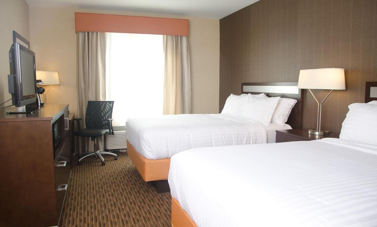 Holiday Inn Express Hotel & Suites Watertown - Thousand Islands By Ihg エクステリア 写真