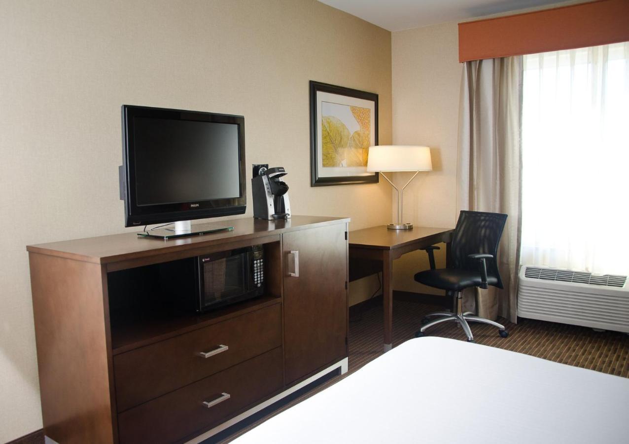 Holiday Inn Express Hotel & Suites Watertown - Thousand Islands By Ihg エクステリア 写真