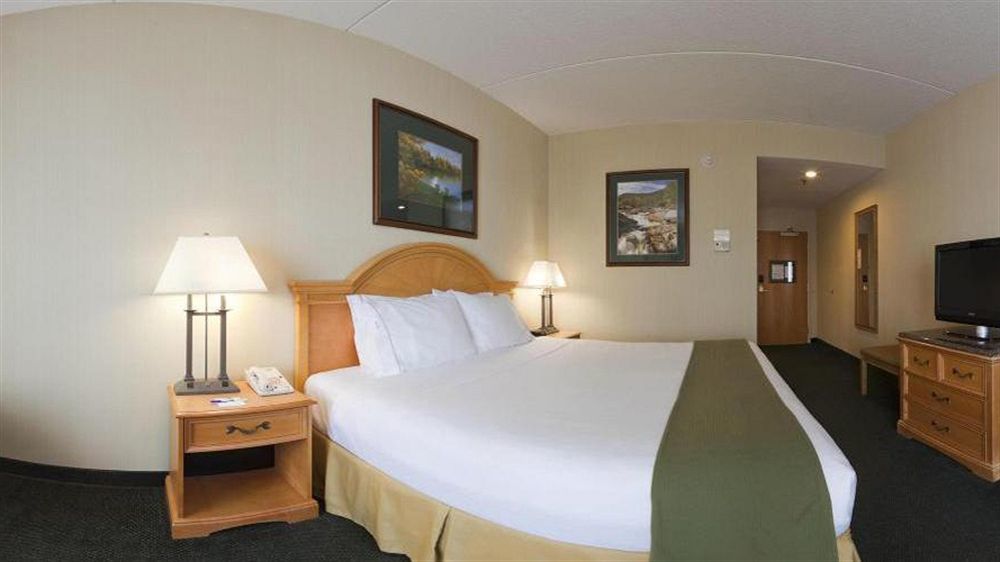 Holiday Inn Express Hotel & Suites Watertown - Thousand Islands By Ihg エクステリア 写真