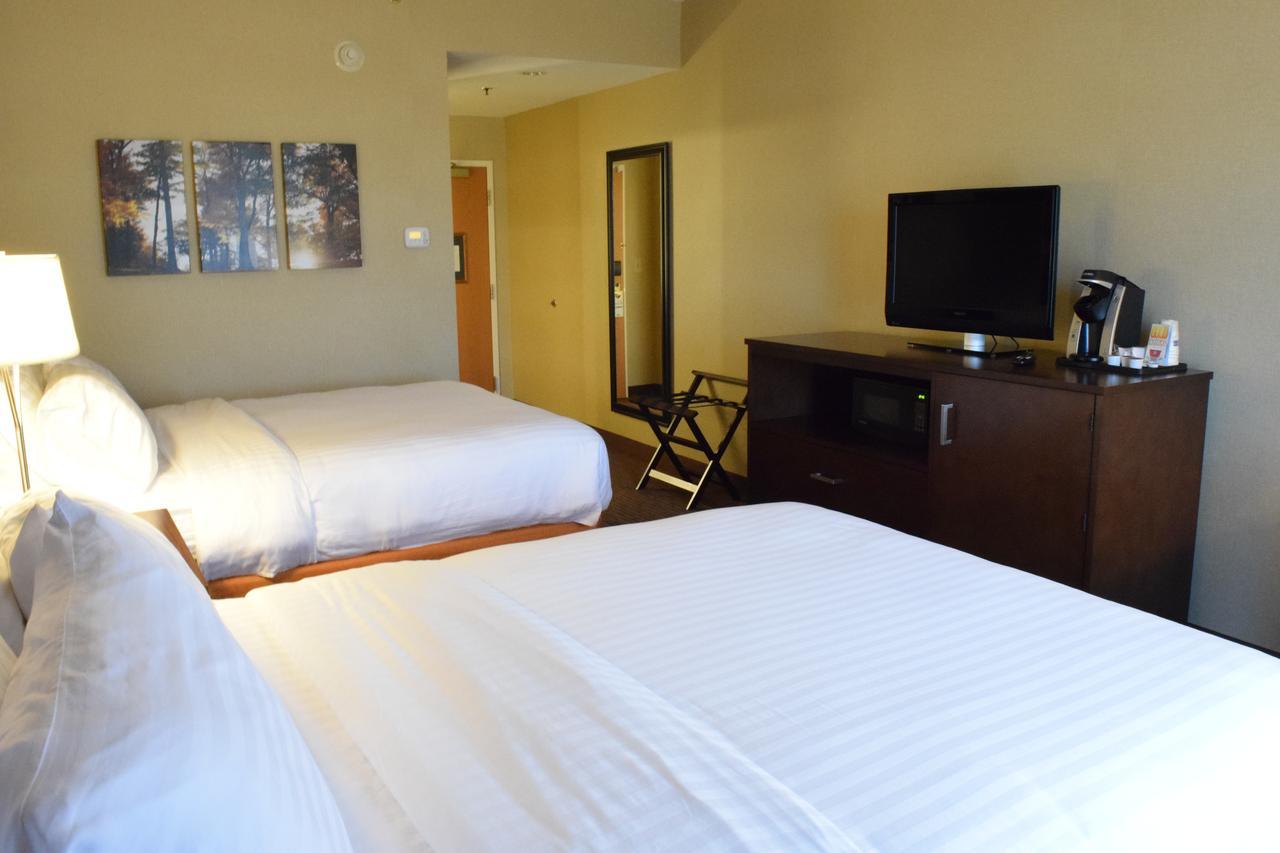Holiday Inn Express Hotel & Suites Watertown - Thousand Islands By Ihg エクステリア 写真