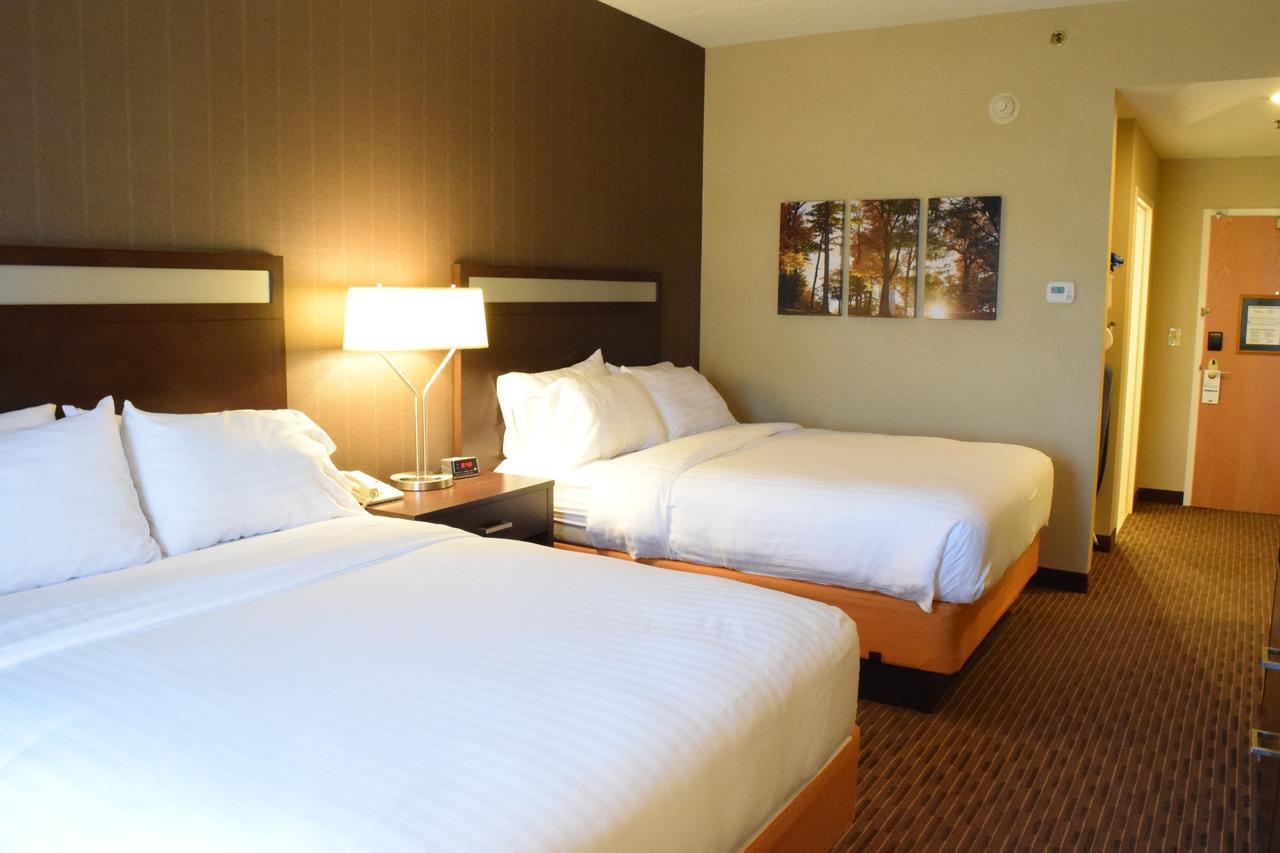 Holiday Inn Express Hotel & Suites Watertown - Thousand Islands By Ihg エクステリア 写真