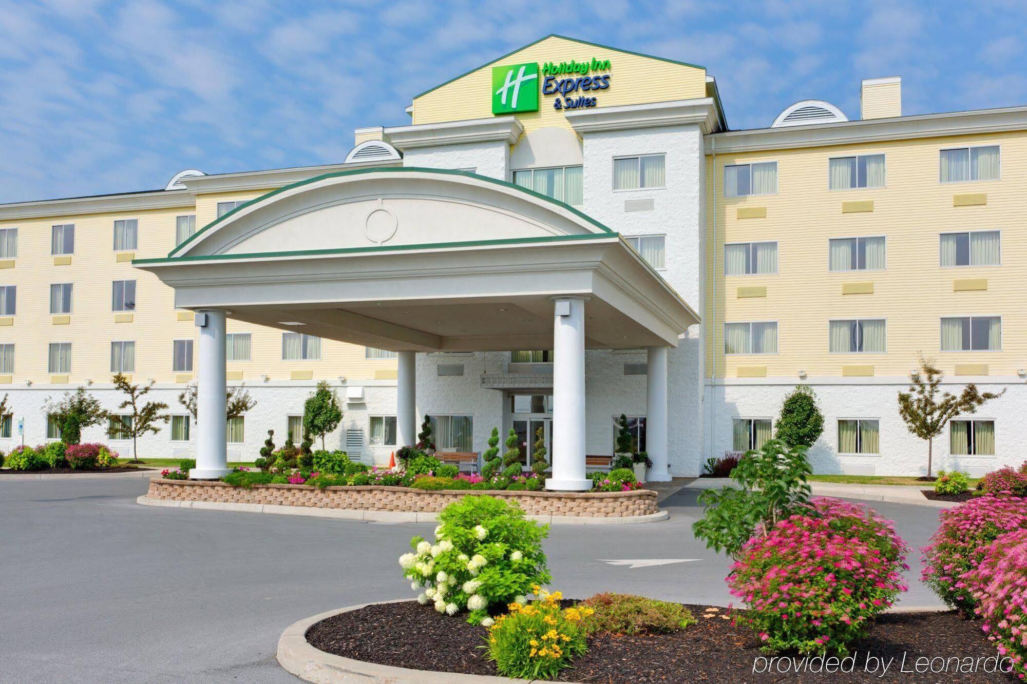 Holiday Inn Express Hotel & Suites Watertown - Thousand Islands By Ihg エクステリア 写真